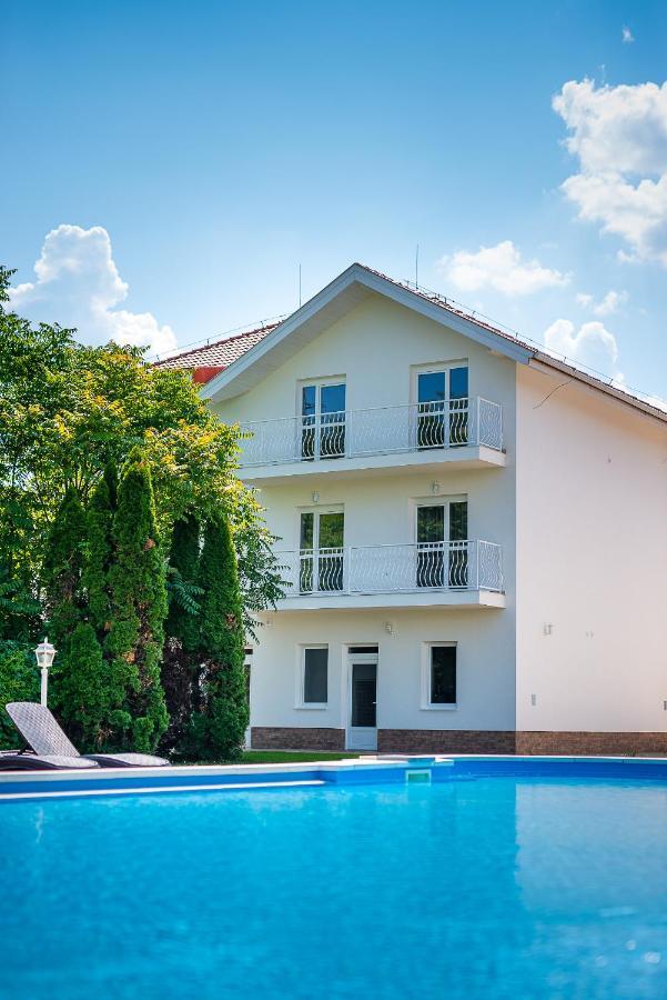 Aranyszarvas Panzio, Etterem Es Grillterasz Apartment Ngoại thất bức ảnh