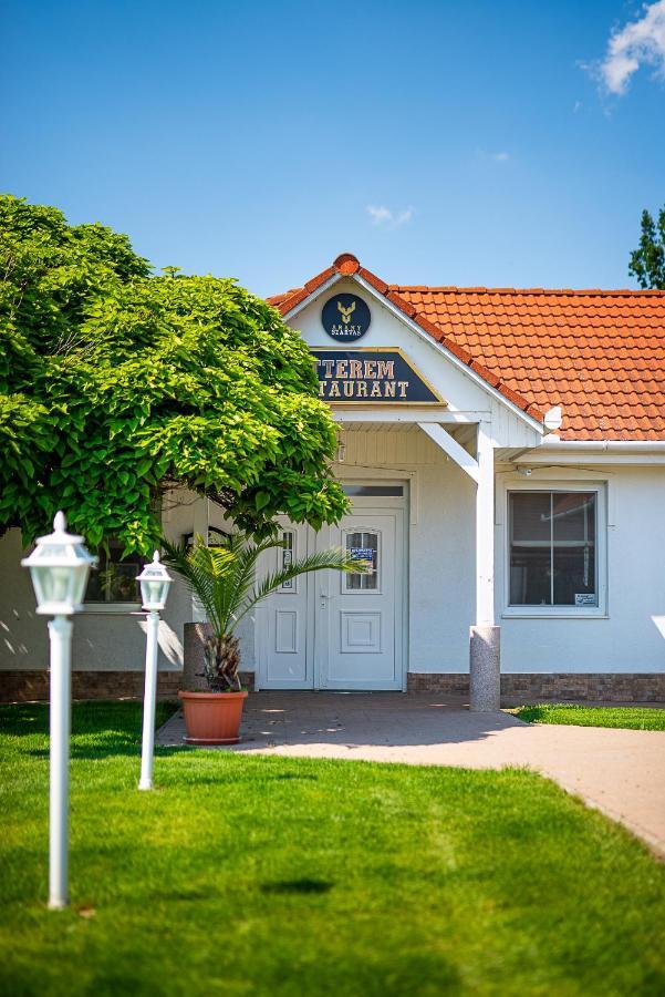 Aranyszarvas Panzio, Etterem Es Grillterasz Apartment Ngoại thất bức ảnh