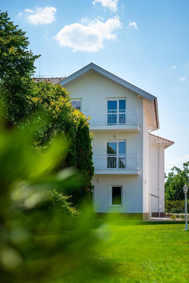 Aranyszarvas Panzio, Etterem Es Grillterasz Apartment Ngoại thất bức ảnh