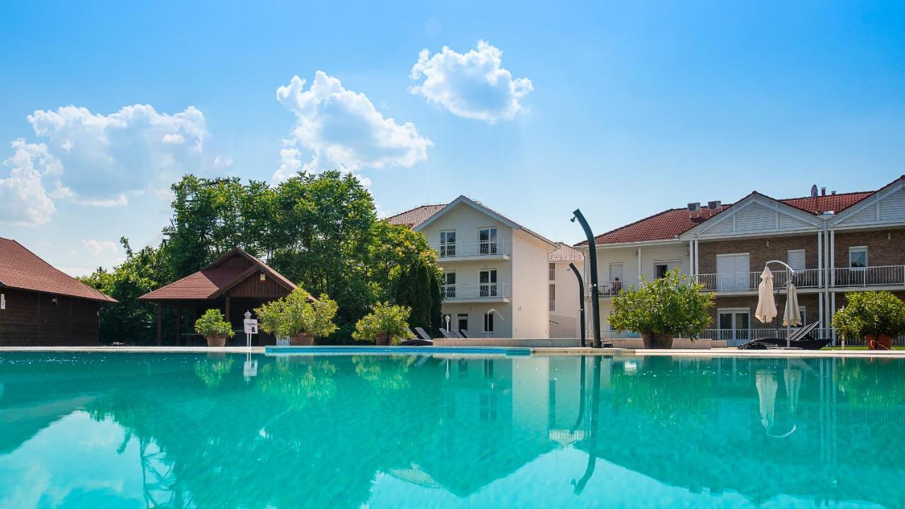 Aranyszarvas Panzio, Etterem Es Grillterasz Apartment Ngoại thất bức ảnh