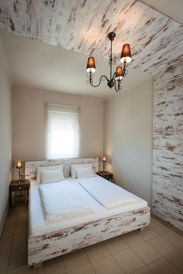Aranyszarvas Panzio, Etterem Es Grillterasz Apartment Ngoại thất bức ảnh