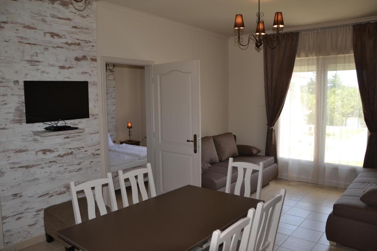 Aranyszarvas Panzio, Etterem Es Grillterasz Apartment Ngoại thất bức ảnh