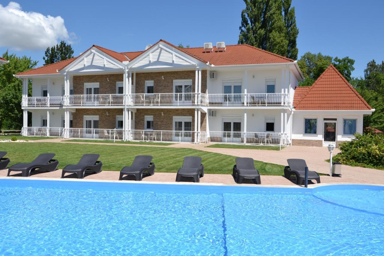 Aranyszarvas Panzio, Etterem Es Grillterasz Apartment Ngoại thất bức ảnh