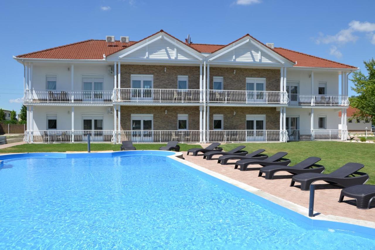 Aranyszarvas Panzio, Etterem Es Grillterasz Apartment Ngoại thất bức ảnh